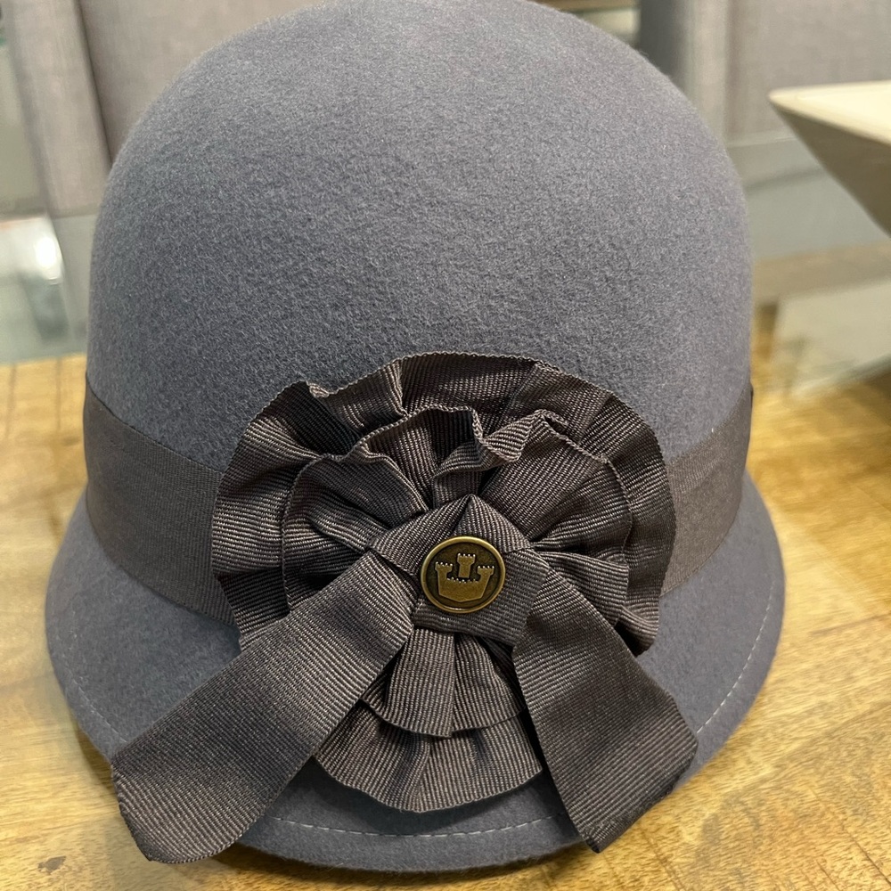 - Goorin Bros womens Cloche Wool Hat medium Gray Classic button on Ribbon